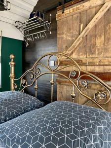 Gleis 1, Eisenbahn Waggon mit Whirlpool und Ofen