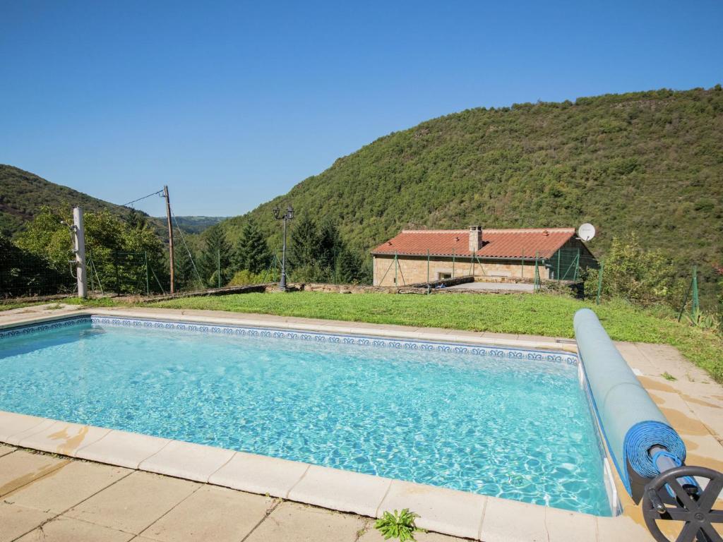 Graceful Holiday Home in Montclar with bubble bath , 12550 Montclar