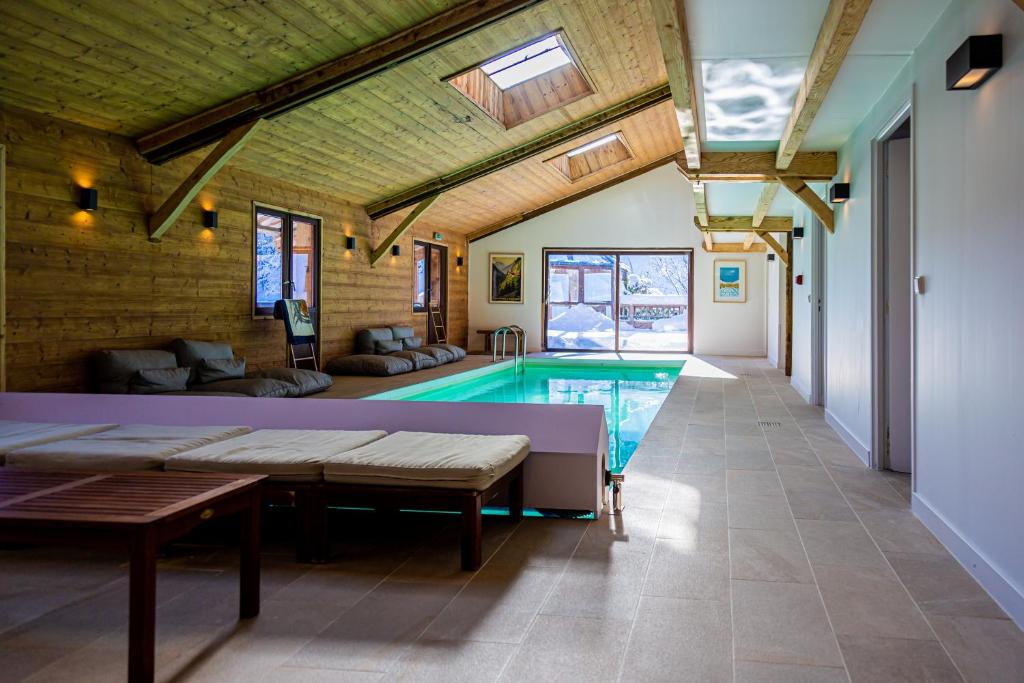 Maison de vacances Grand chalet convivial avec sa piscine intérieure 1164 Chemin Rural des Frasses À la Sauffaz 74230 Serraval