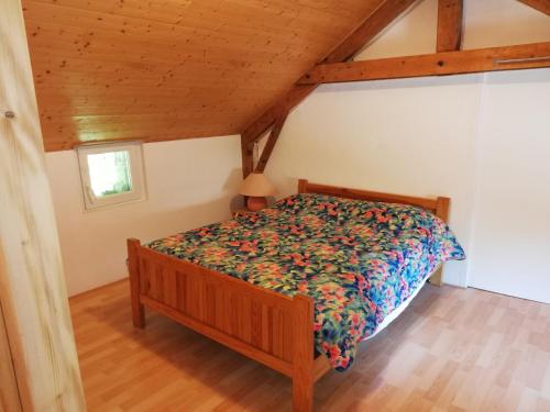 Grand gite 14 personnes ,cour ,salle de jeux, proche du village , commerces