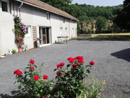 Grand gite 14 personnes ,cour ,salle de jeux, proche du village , commerces