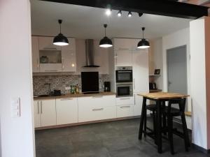 Grand gîte rénové au coeur d'un charmant village.