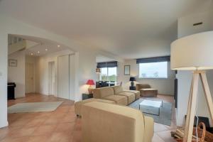 Grand Pavillon Contemporain sur une colline dominant Amboise et son château
