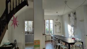 Grande maison ancienne simple et spacieuse.