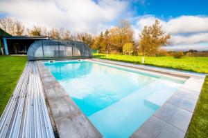 Grande maison avec piscine et jacuzzi à la campagne