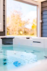 Grande maison avec piscine et jacuzzi à la campagne