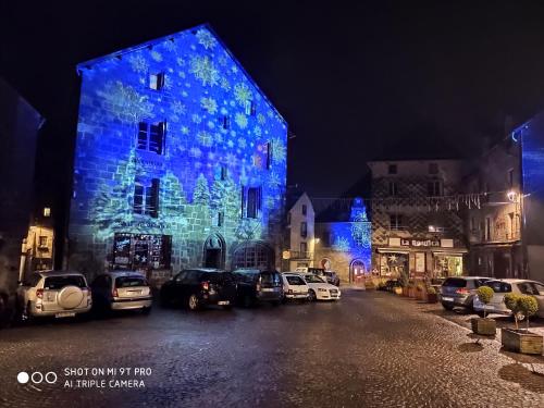 Grande maison dans la cité médiévale de Besse