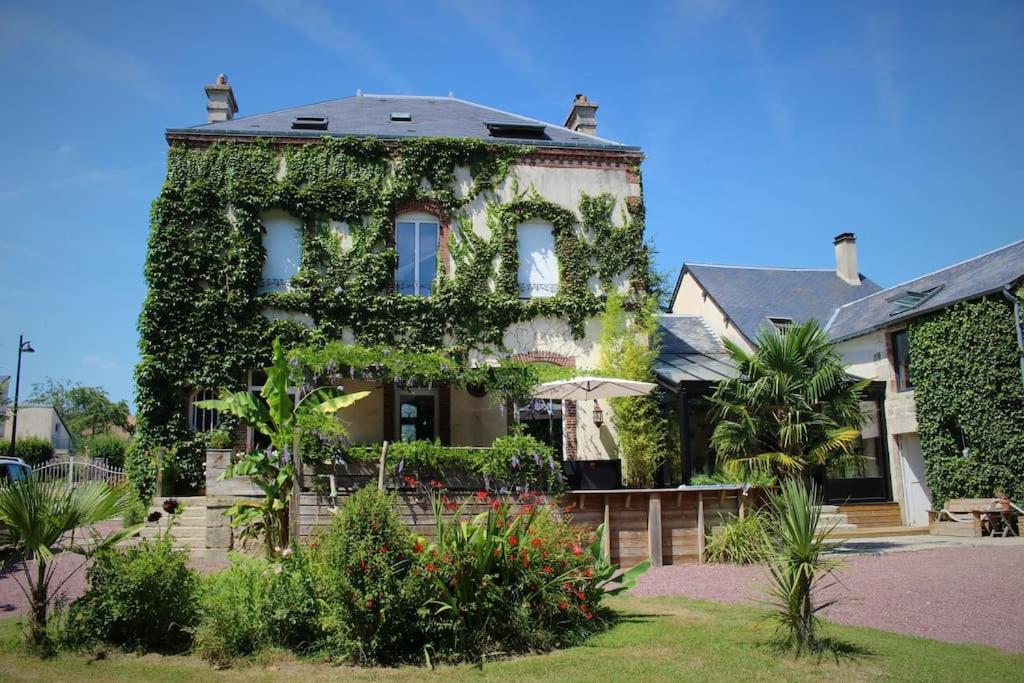 Maison de vacances Grande maison de maître avec piscine,parc,rivière 35 Rue des Alpes Mancelles 61250 Condé-sur-Sarthe