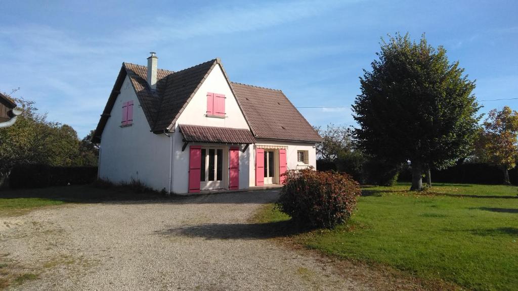 Maison de vacances Grande Maison de plain pied avec jardin arboré. Pré Joli 89350 Champignelles