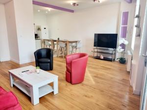 Grande maison de ville rénovée avec cour et fibre