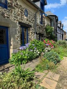 Grande maison en pierre, calme, jardin arboré.