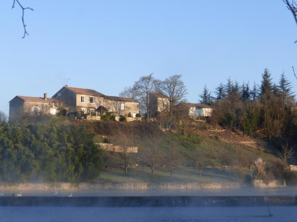 Maison de vacances Grande maison escapade au bord de la riviere 5 rue du moulin du Roy 16600 Touvre