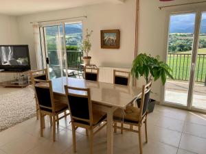 Maison de vacances Grande maison vue sur lac à Pelleautier très calme 446 rue le petit bois 05000 Pelleautier Provence-Alpes-Côte d\'Azur