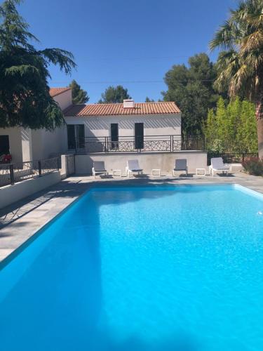 Grande propriété avec Piscine et Terrain de tennis privés