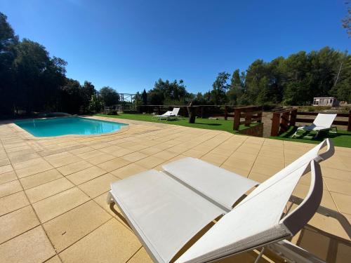 Grande villa avec piscine sous les chênes
