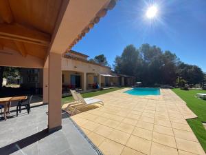 Grande villa avec piscine sous les chênes