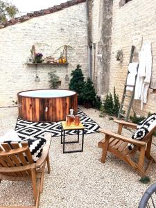 Maison de vacances Greengates - Rose Cottage Immaculate 3 Bedroom Gite with Private Spa & Shared Heated Pool 2 Rue du puits favrol 17510 Chives Deux-Sèvres