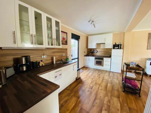 Großzügiges Ferienhaus am Senftenberger See mit 2 Terrassen