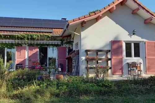 Groot huis met tuin op het platteland