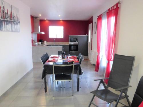 Ground floor holiday home with modern design, Montagnac