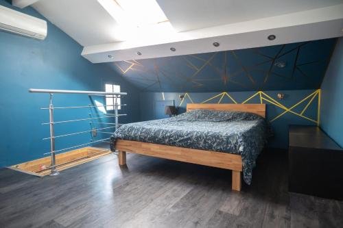GuestReady - A blue touch near the airport