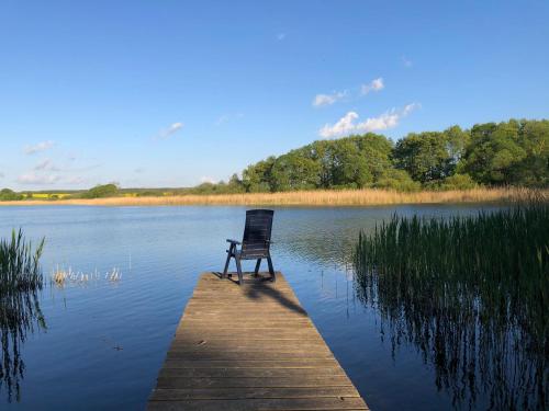 Haus am See mit Steg, Boot, Kamin und Sauna - Mecklenburgische Seenplatte