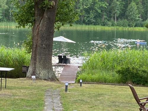 Haus am See mit Steg und Boot