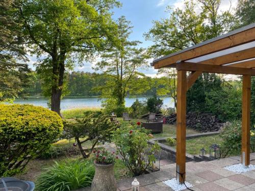 Haus am See mit Steg und Boot