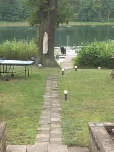 Haus am See mit Steg und Boot