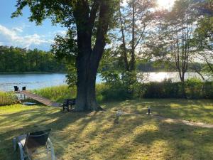 Haus am See mit Steg und Boot