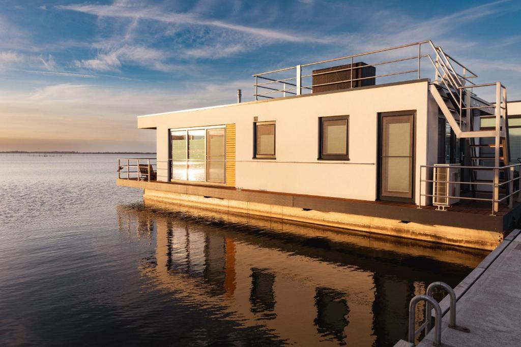 Maison de vacances Hausboot Küstennebel 15 Körkwitzer Weg 18311 Ribnitz-Damgarten