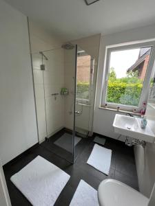 Haushälfte mit Garten, Kamin, Grill & Whirlpool nähe BER