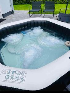 Haushälfte mit Garten, Kamin, Grill & Whirlpool nähe BER