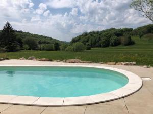 Havre de paix dans le Jura Alsacien avec piscine privée externe de mai à septembre