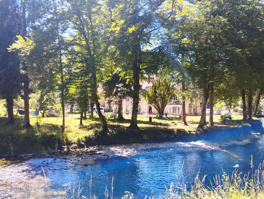 Maison de vacances Hébergement atypique en pleine nature au bord le la loue 2 Le Schiste 25930 Lods