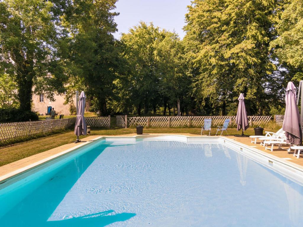 Heritage Castle in Chaleix with shared pool , 24800 Chalais