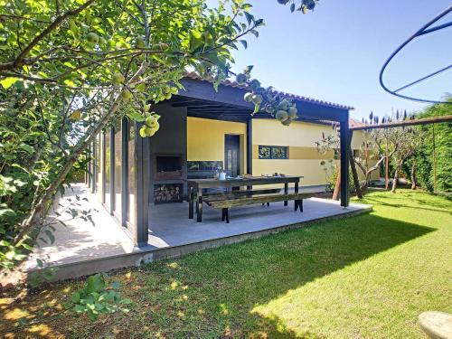 Hillside House by MHM