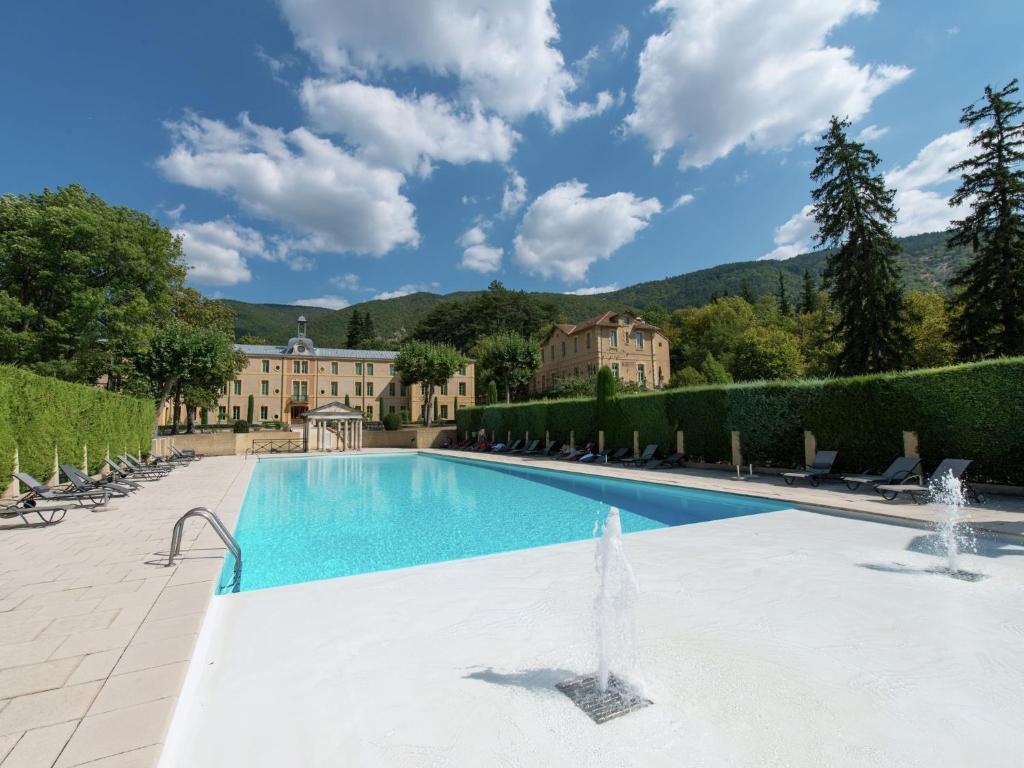 Maison de vacances Historical castle in Montbrun les Bains with pool  26570 Montbrun-les-Bains