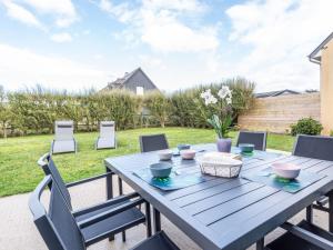 Maison de vacances Holiday Home Blue House - BAY403  50430 Bretteville-sur-Ay Normandie