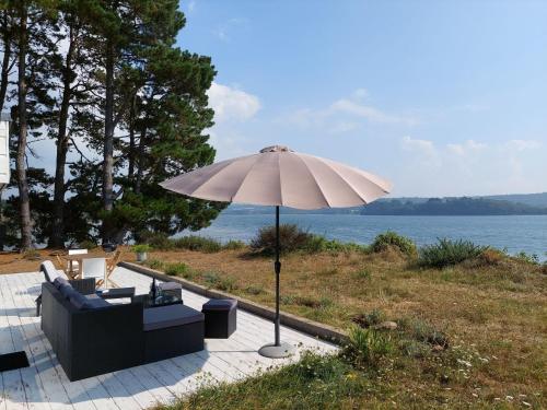 Holiday home in a secluded location surrounded by the sea, Hanvec