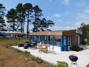 Holiday home in a secluded location surrounded by the sea, Hanvec