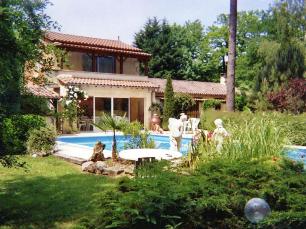 Maison de vacances Holiday Home in Lamonzie Montastruc with Garden  24500 Saint-Sauveur