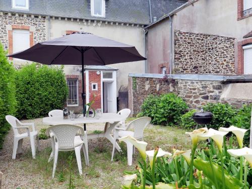 Holiday Home Le Jardin du Bourg - SQY101