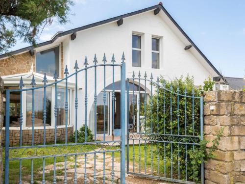 Holiday Home Villa Pieds Dans l'Eau Enez Thinic