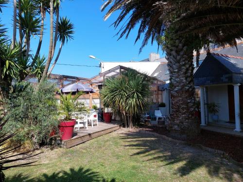 Holiday home with indoor pool, Plounéour-Brignogan-Plages