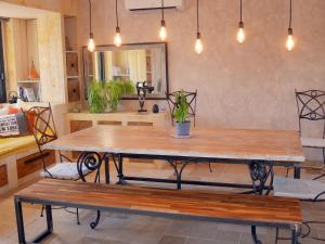 Holiday home with jacuzzi, Guisseny