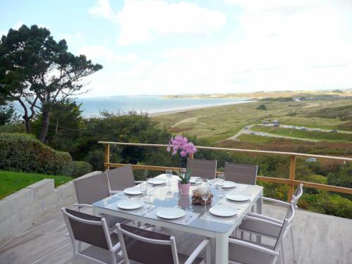 Holiday home with panoramic sea views, Plonévez-Porzay