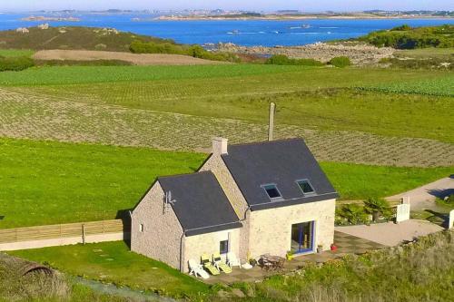 Holiday home with partial sea views, Cléder