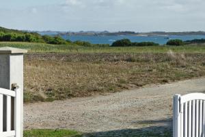 Holiday home with partial sea views, Cléder