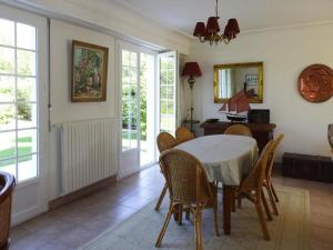 Holiday home with private outdoor pool, Gouesnac\